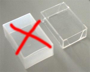 Comparaison : boîte souple du marché déformée et boîte antichoc Plastilys